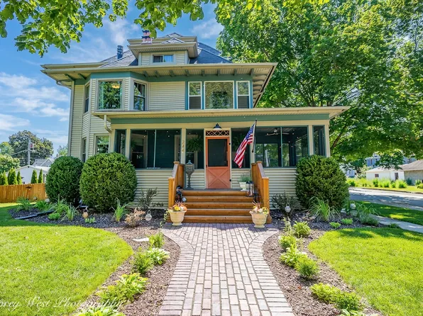 244 S Sycamore St, Genoa, IL 60135