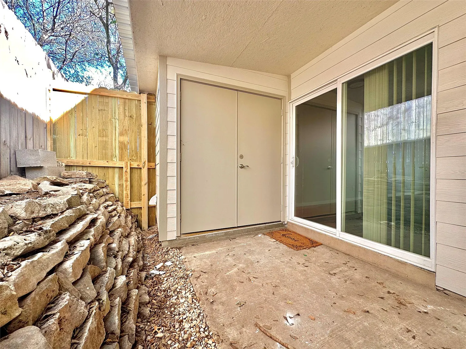 2 bed, 1.0 bath, 950 sqft, $1,599 — Photo 2