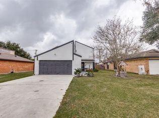 605 S Remington Dr, Angleton, TX 77515