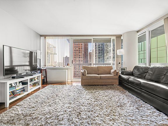 4th image of 235 E 40th St APT 18B
