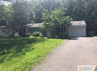 8 Wheeler Rd, Kendall Park, NJ 08824