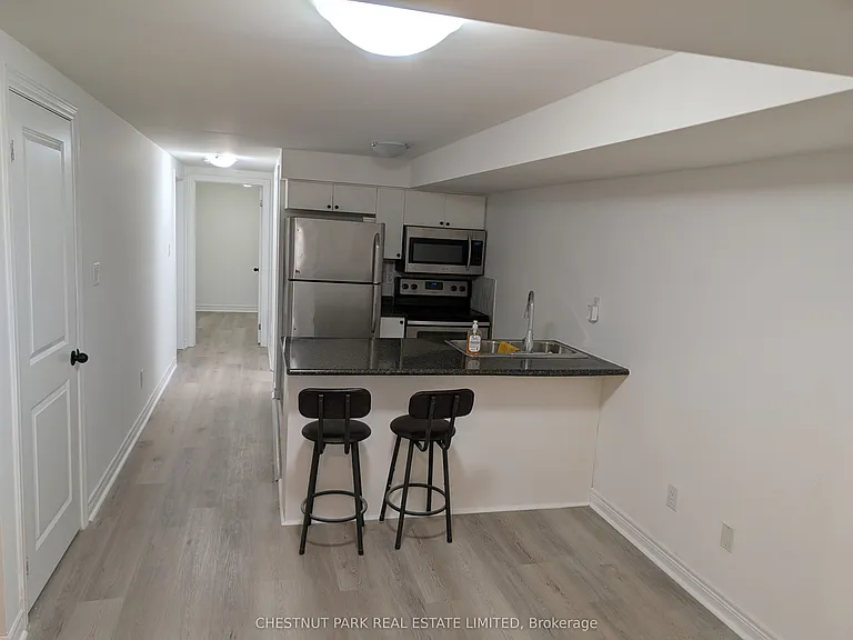 2823 Saint Clair Ave E #LOWER — Photo 2