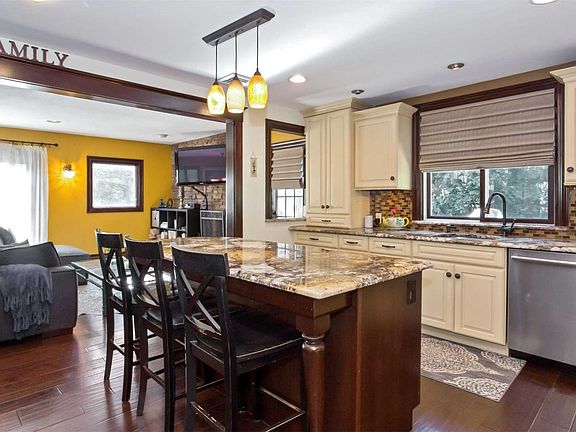 4th image of 12 Colgate Ln