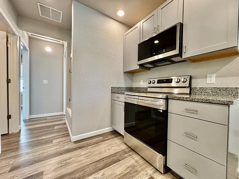 700 W Myrtle St #A — Photo 5