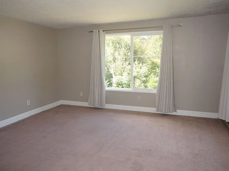 4623 SW 47th Ave — Photo 4