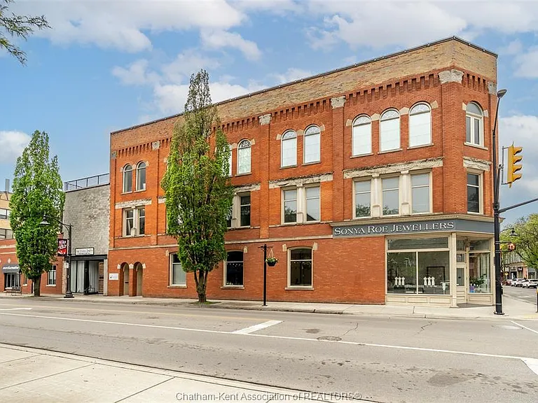 138 King St W #203 — Photo 3