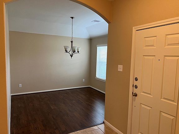 5th image of 211 Hawks View Dr