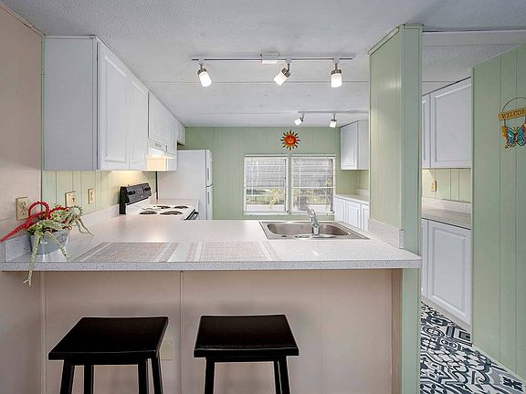 2nd image of 152 Siesta Ln