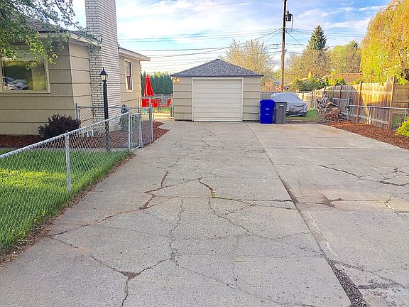 Driveway/Garage