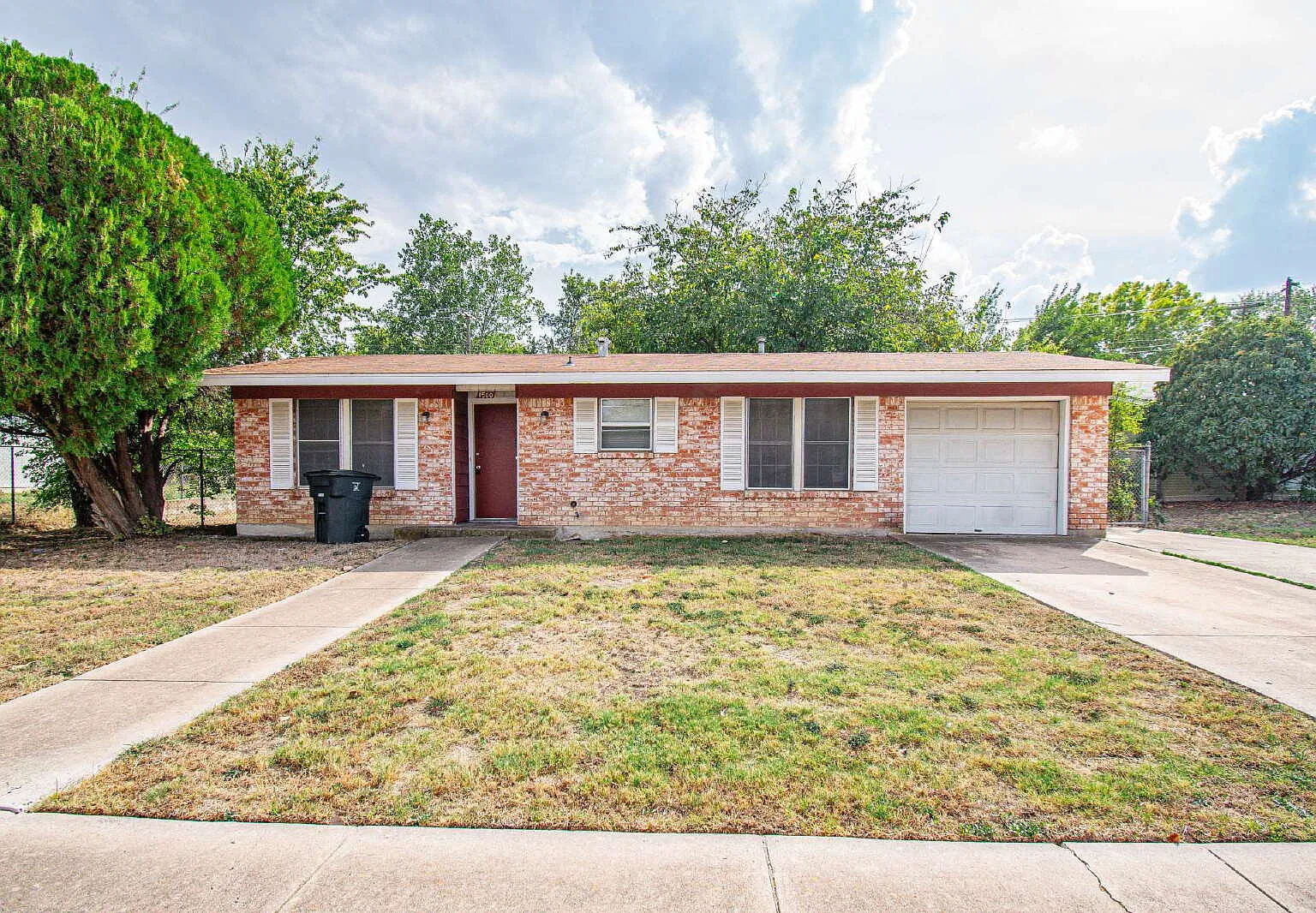 3 bed, 2.0 bath, 1320 sqft, $1,100 — Photo 1