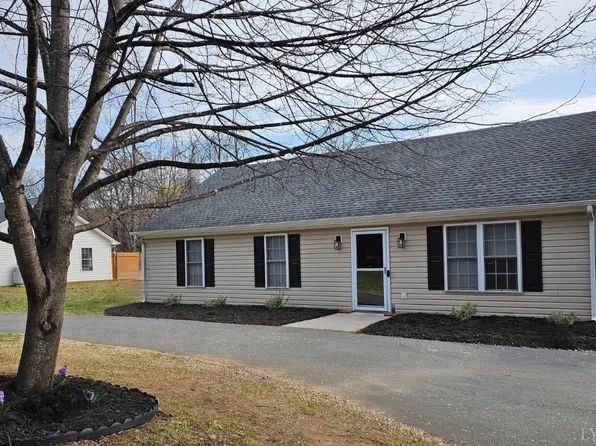 305 Lakeview Dr, Madison Heights, VA 24572