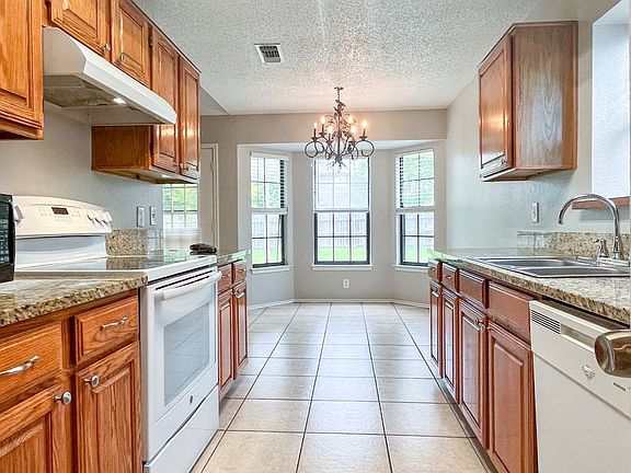 5th image of 1819 Meadowbrook Dr