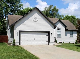804 S Bridle Trail Ln, Peculiar, MO 64078