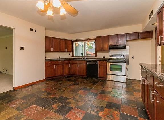 4th image of 29 Airshire Pl