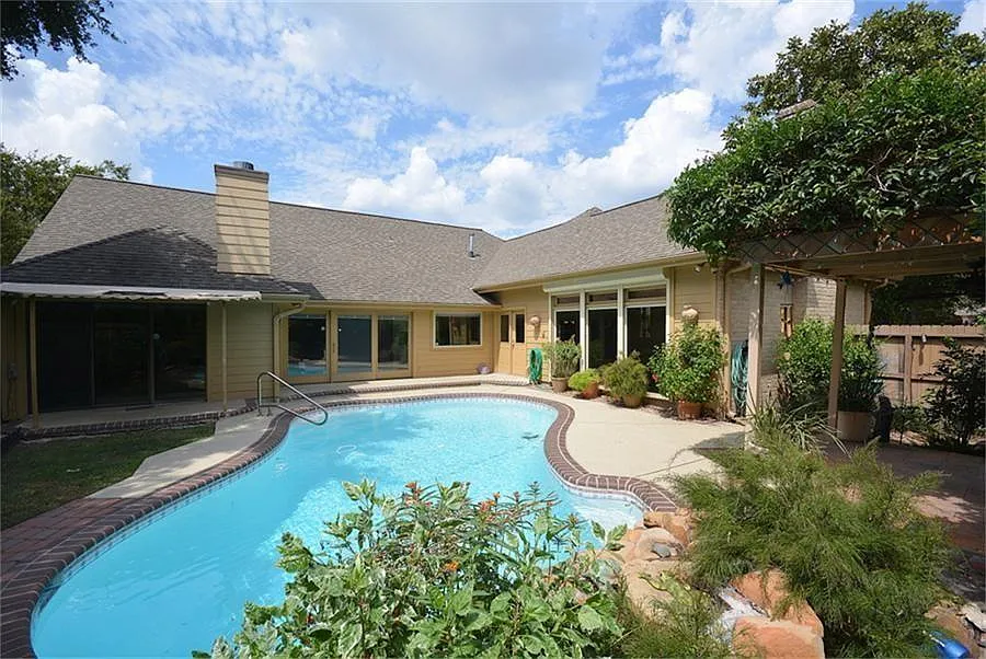 4 bed, 3.0 bath, 2974 sqft, $2,800 — Photo 2