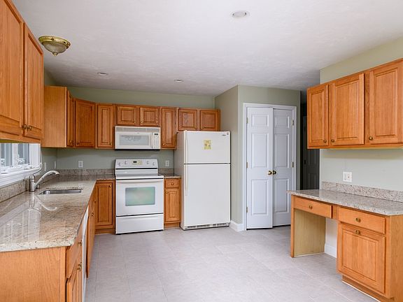 5th image of 12 Autumn Woods Dr #12