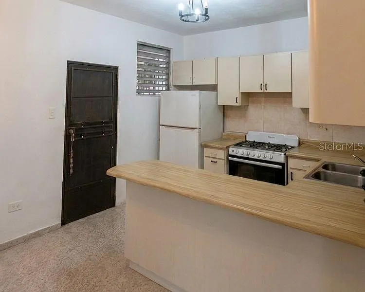 3 bed, 2.0 bath, 259 sqft, $1,100 — Photo 2