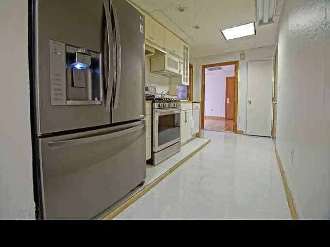 3 bed, 1000 sqft, $3,000 — Photo 2