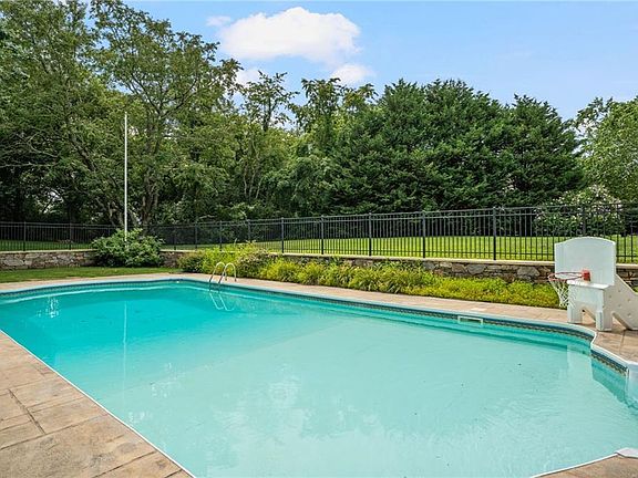 4th image of 40 Wild Rose Ct