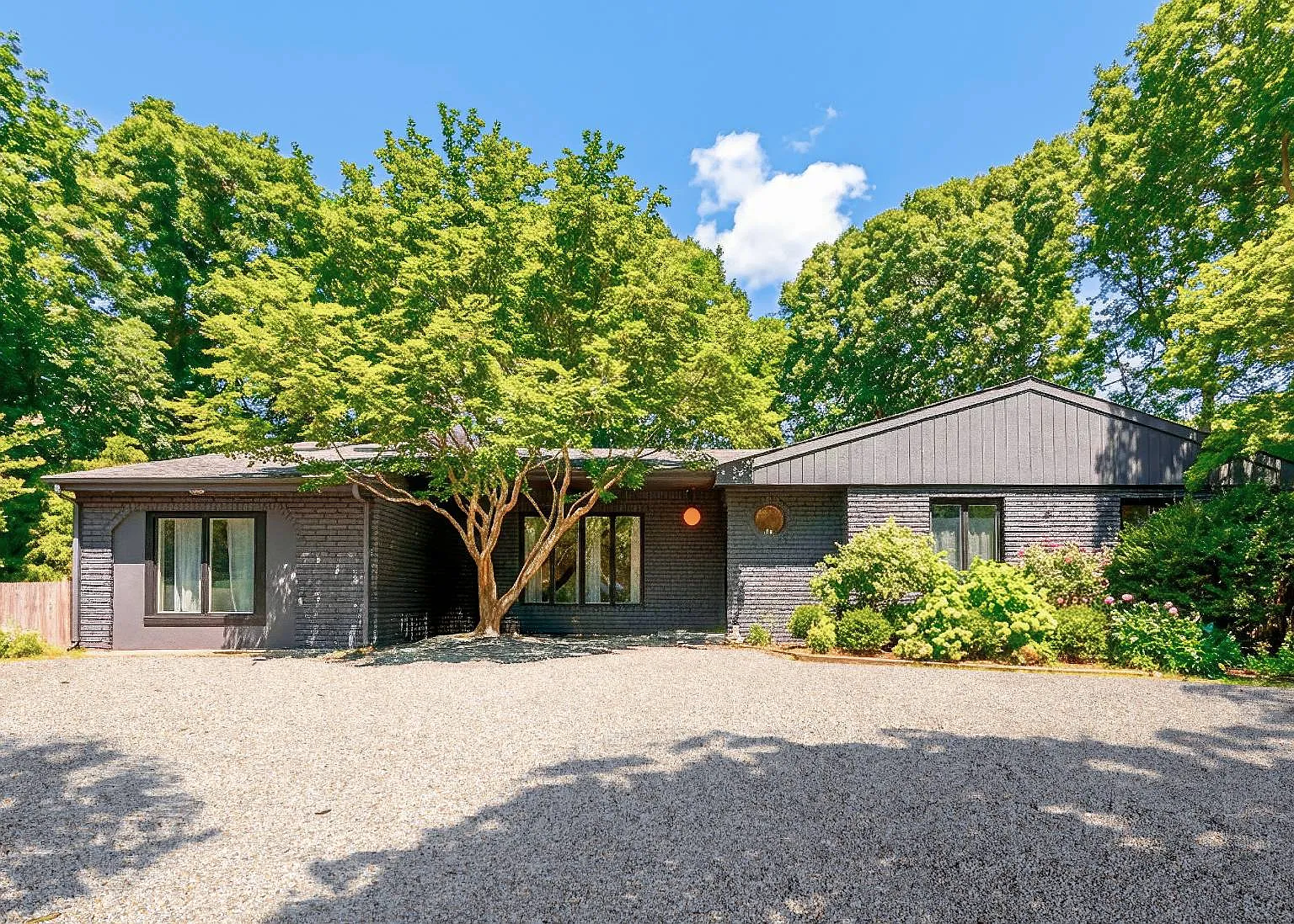 Hip mid century modern ranch — Photo 1