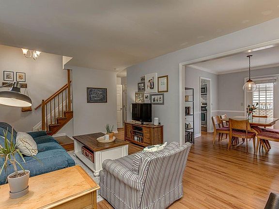 3rd image of 31 Charleston Dr #3