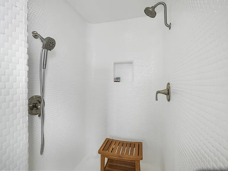 300 Rossmore Dr — Photo 20