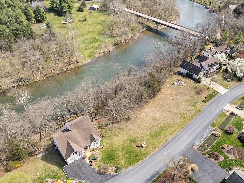 1st image of 4 Manor Dr