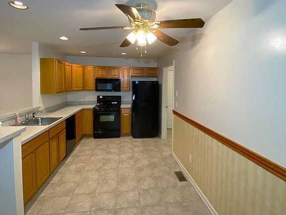 4th image of 34 Bourne Cir