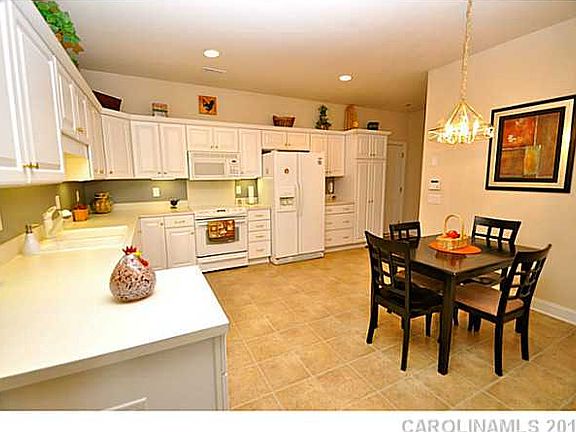 4th image of 2208 N Castle Ct