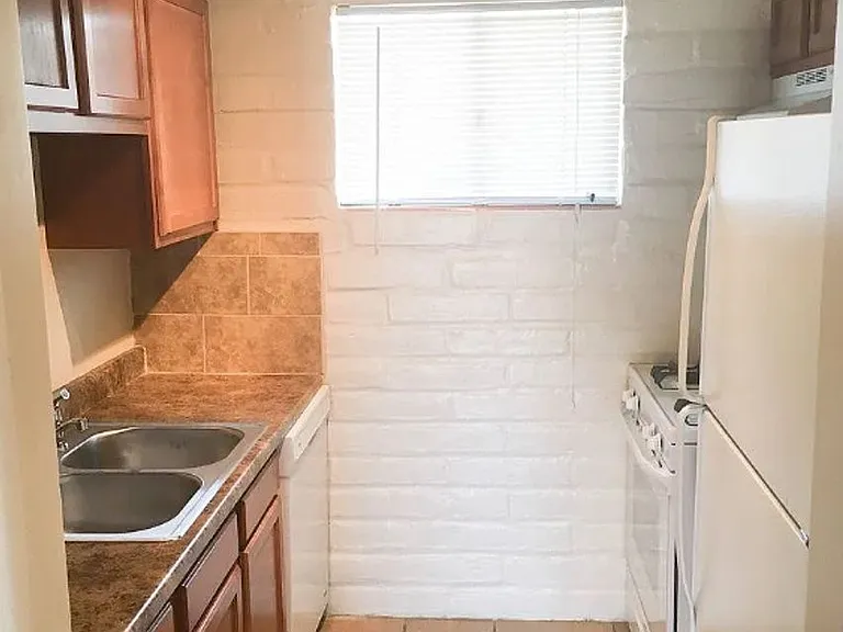 3247 E Water St — Photo 2