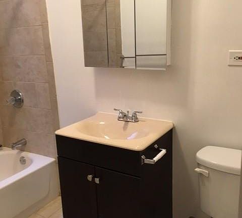 2nd image of 3823 N Fremont St #726