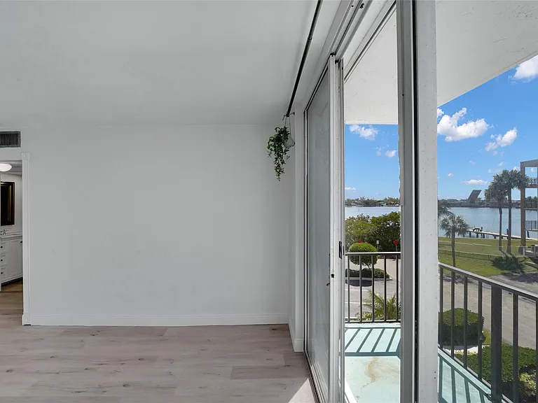 301 Croton Ave #302 — Photo 3