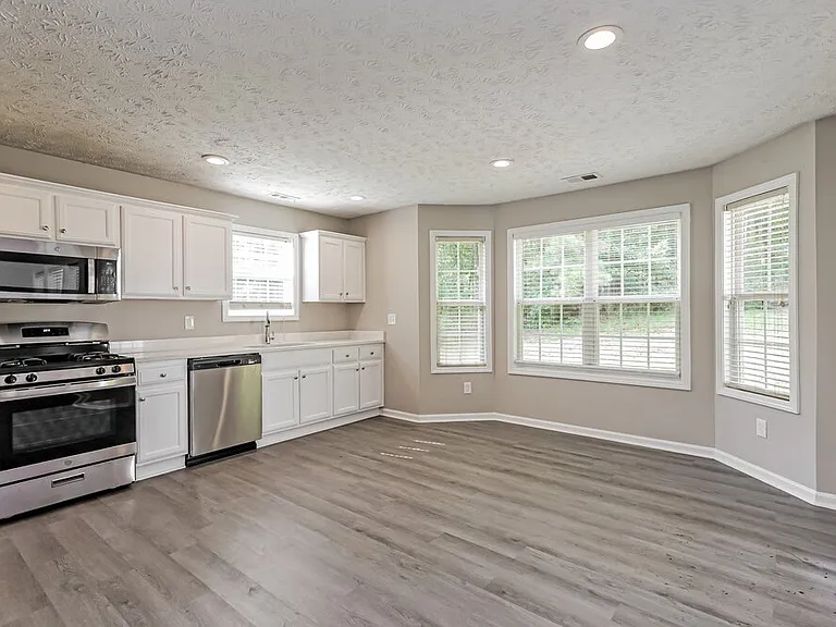 225 Lassiter Dr — Photo 7