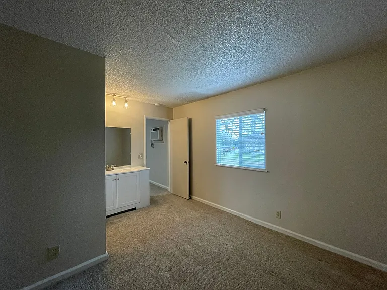 Boutique Apartments in Boulevard Park, Includes Gated, Covered Parking! — Photo 11