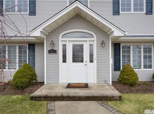 16 Reading Ln, Bethpage, NY 11714