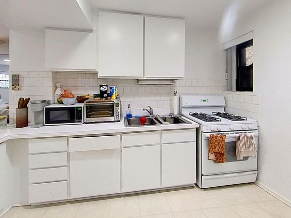 4th image of 910 W Wrightwood Ave #F
