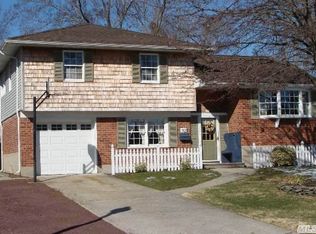 92 Marilynn St, East Islip, NY 11730