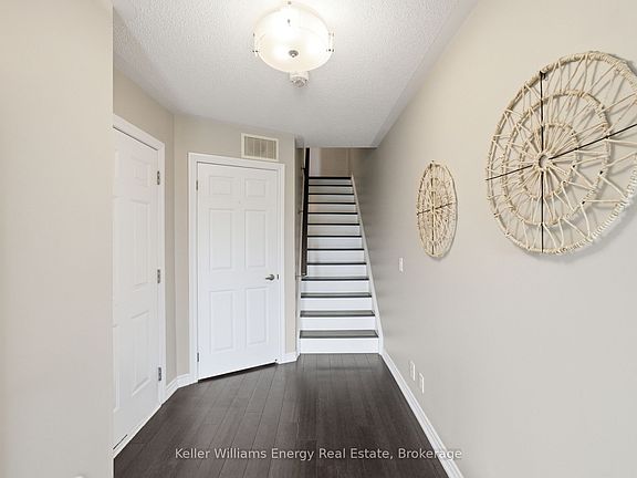 3rd image of 98 Tabaret Cres