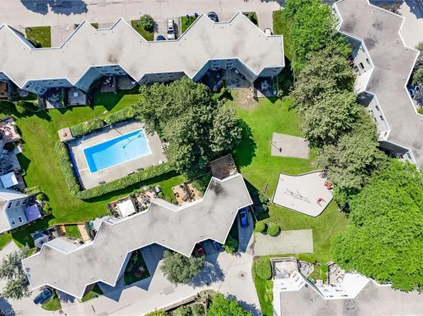 60 Elmsdale Dr #25, Kitchener, ON N2E 2G4
