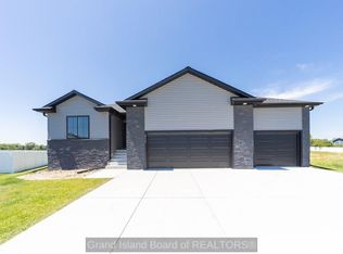2112 Pearl Pl, Grand Island, NE 68803