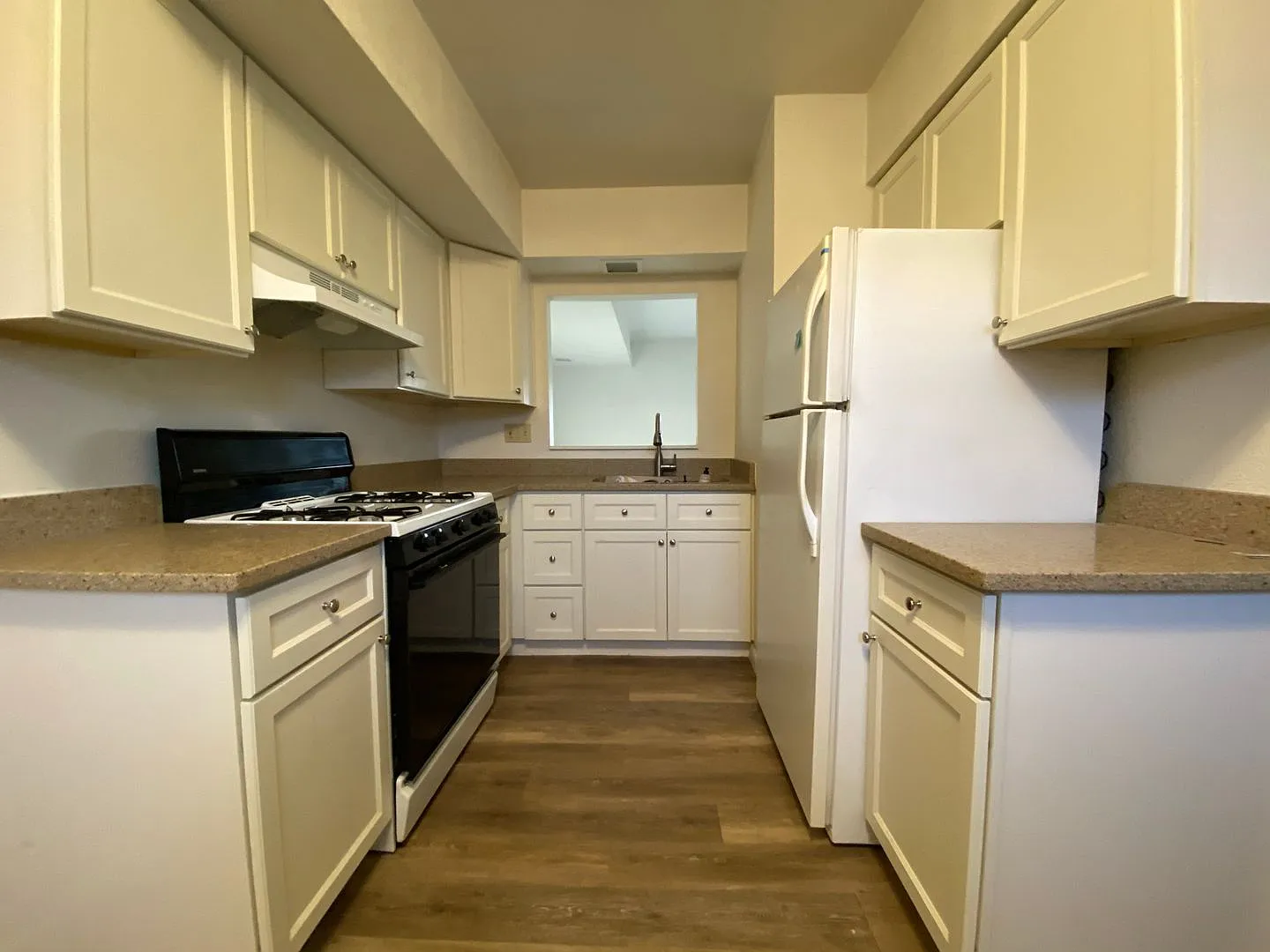 Beautiful Brick 2 BR Townhouse in Great Zelienople Location! Updated Kitchen with Quartz Counter-... — Photo 1