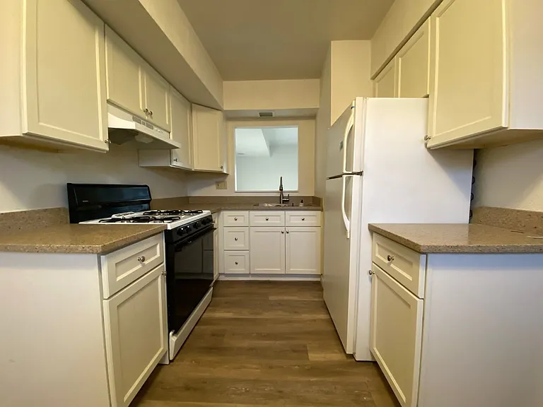 703 Hemlock Sq — Photo 1