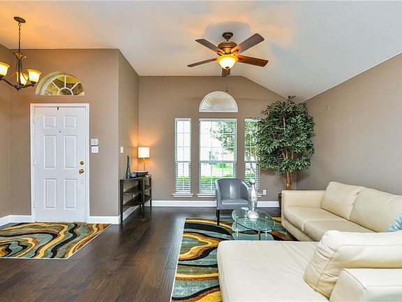 4th image of 1626 Loveland Dr