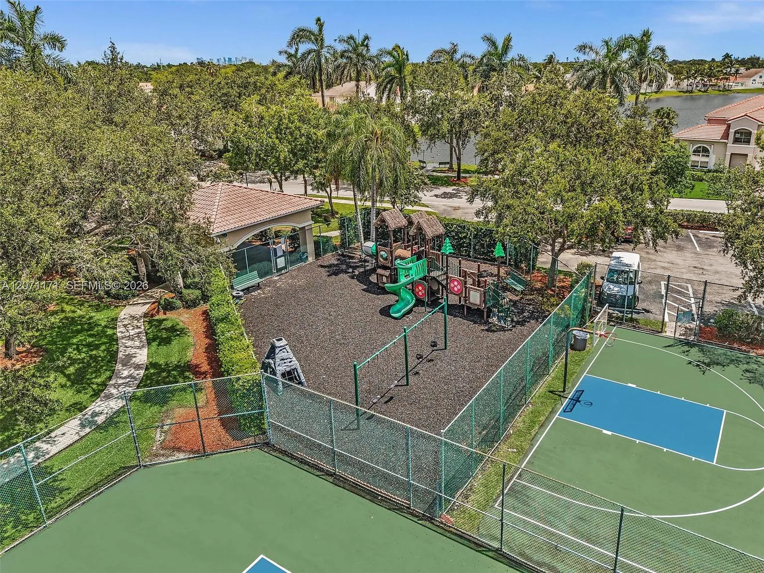 5 bed, 3.0 bath, 3200 sqft, $8,490 — Photo 2