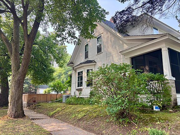 3rd image of 998 Margaret St