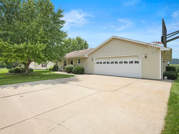 1800 Blue Mounds St, Black Earth, WI 53515