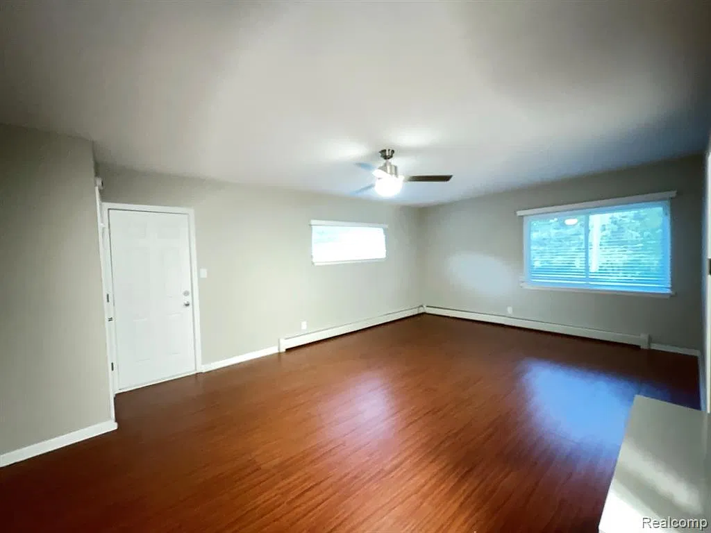 Studio, 1.0 bath, 330 sqft, $1,000 — Photo 3