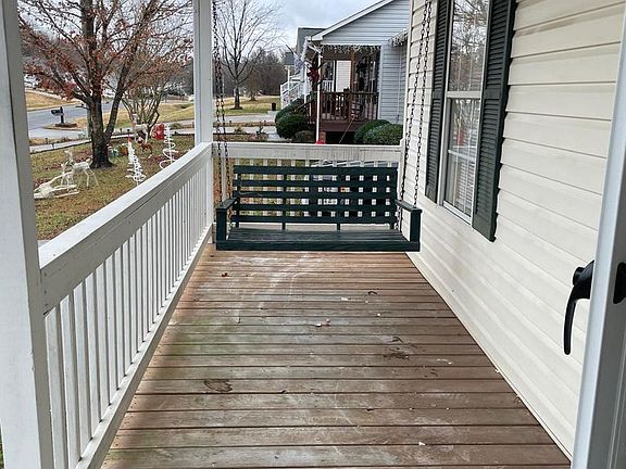 3rd image of 209 Larkspur Ln