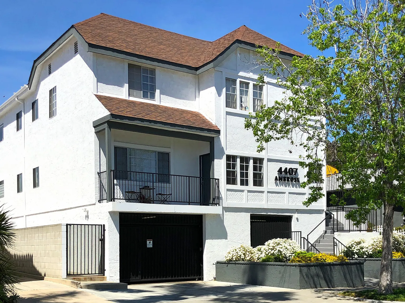 3 bed, 975 sqft, $4,295 — Photo 1