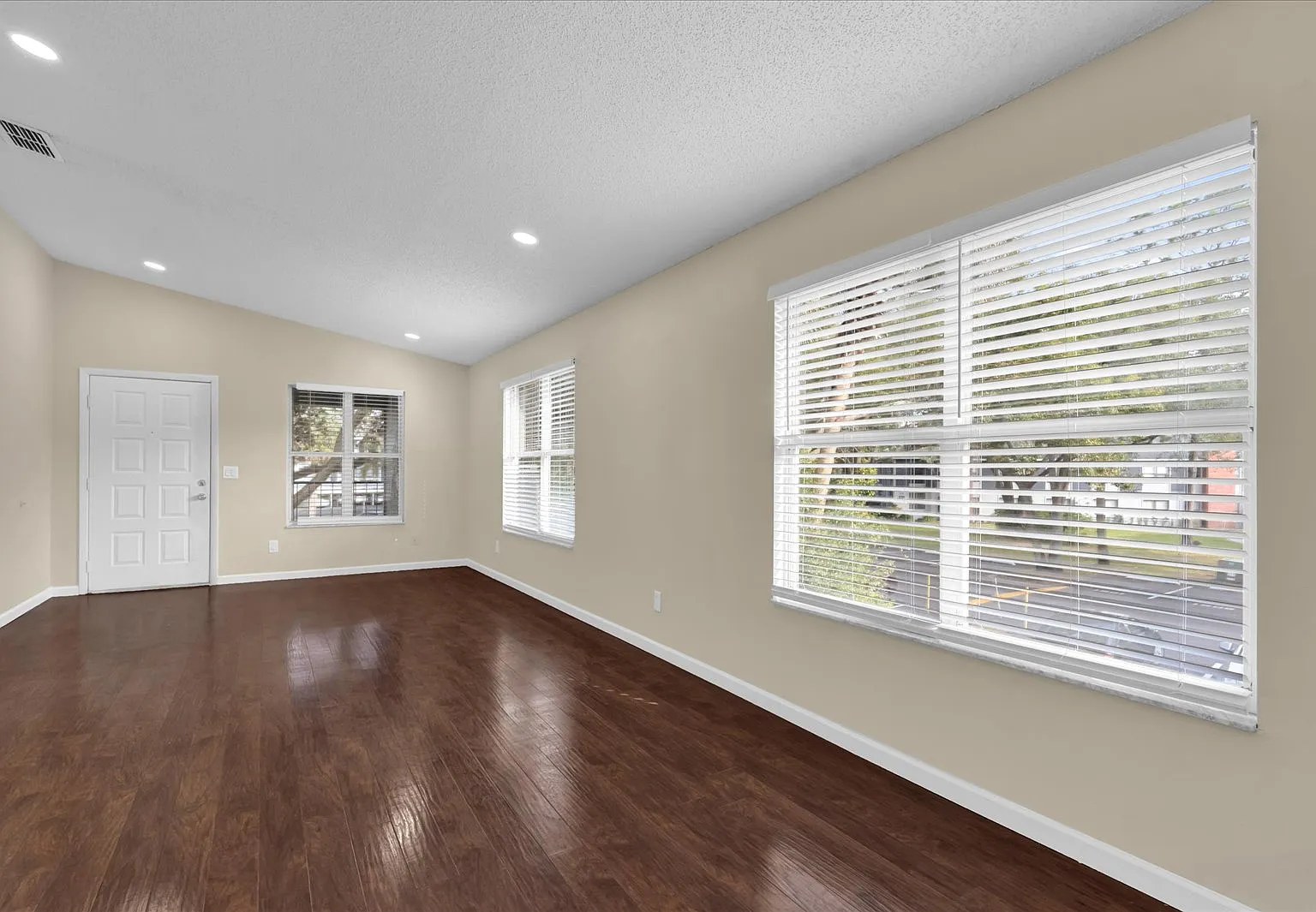 2 bed, 912 sqft, $1,599 — Photo 3